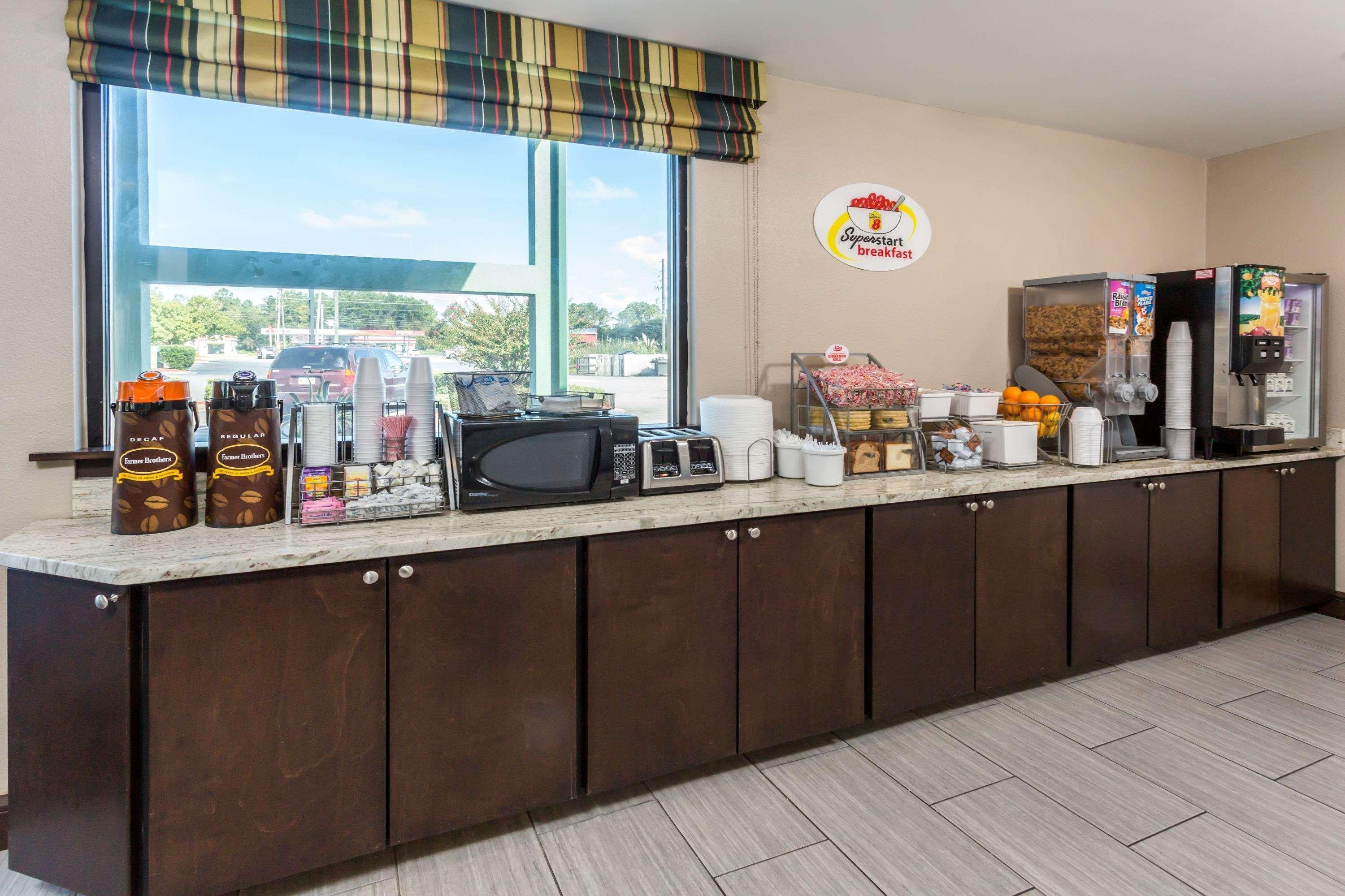 Super 8 By Wyndham Valdosta Ga I-75 Hotel Buitenkant foto